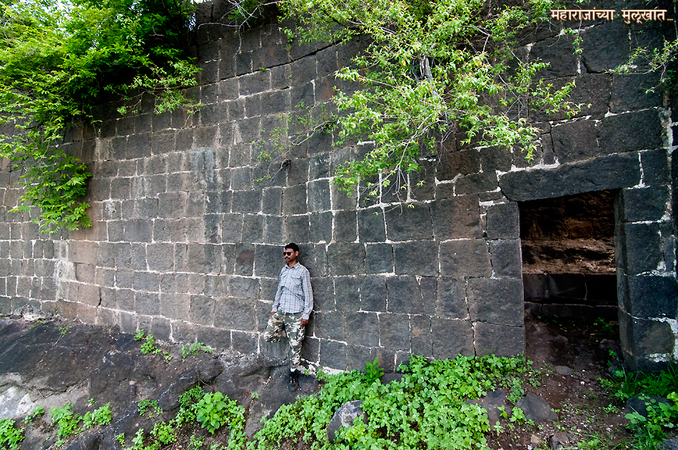 या छोट्या दरवाज्यातून बाहेर पडले की गडाच्या पाठीमागील दरवाज्यात जातो